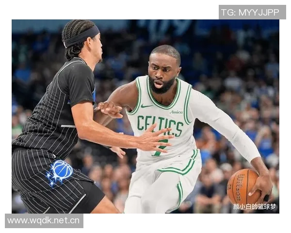 杰伦布朗三分球表现出色并为豪泽破纪录加油的精彩瞬间