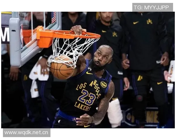 詹姆斯训练中全力指挥防守轮转声音嘶哑展现领袖风范